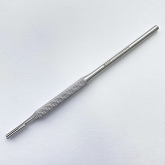 Ручка скальпеля № 3. Общая длина: 150 мм.