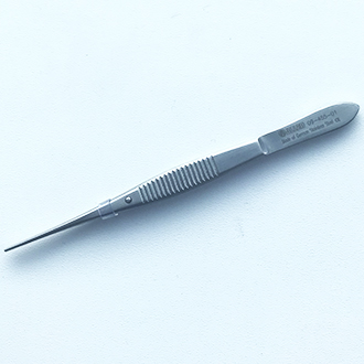 Пинцет деликатный хирургический прямой с шириной рабочей части 0.5 мм и длиной 105 мм. 09-455-01