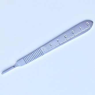 Ручка №3 удлиненная для съемных лезвий скальпелей со шкалой в см . Общая длина 120 мм. 05-160-3G