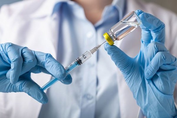 С каким интервалом нужно делать прививки от гриппа и COVID-19, и как они сочетаются