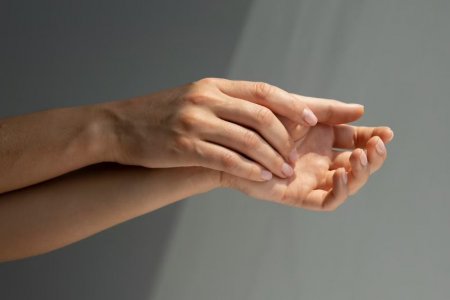 Российские врачи назвали опасные причины онемения рук